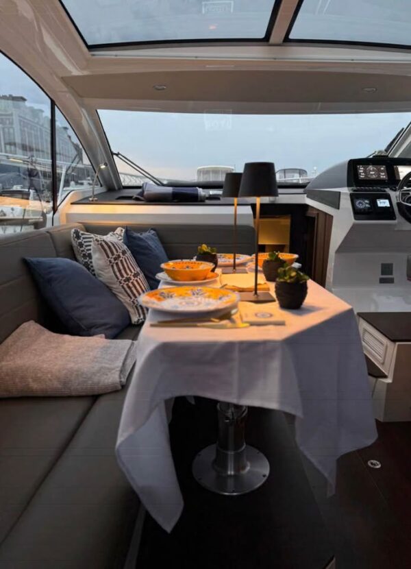 2018-sealine-c330-dining-area-express-cruiser