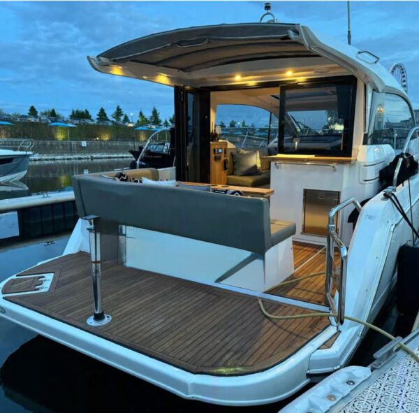 2018-sealine-c330-swim-deck