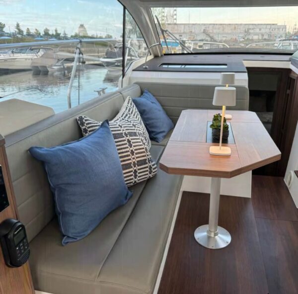 2018-sealine-c330-seating-area