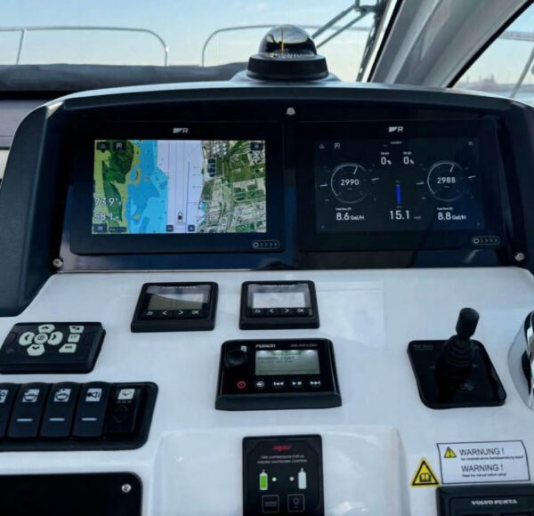 2018-sealine-c330-controls-joystick