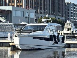 2018-sealine-c330-vancouver-yacht-sale