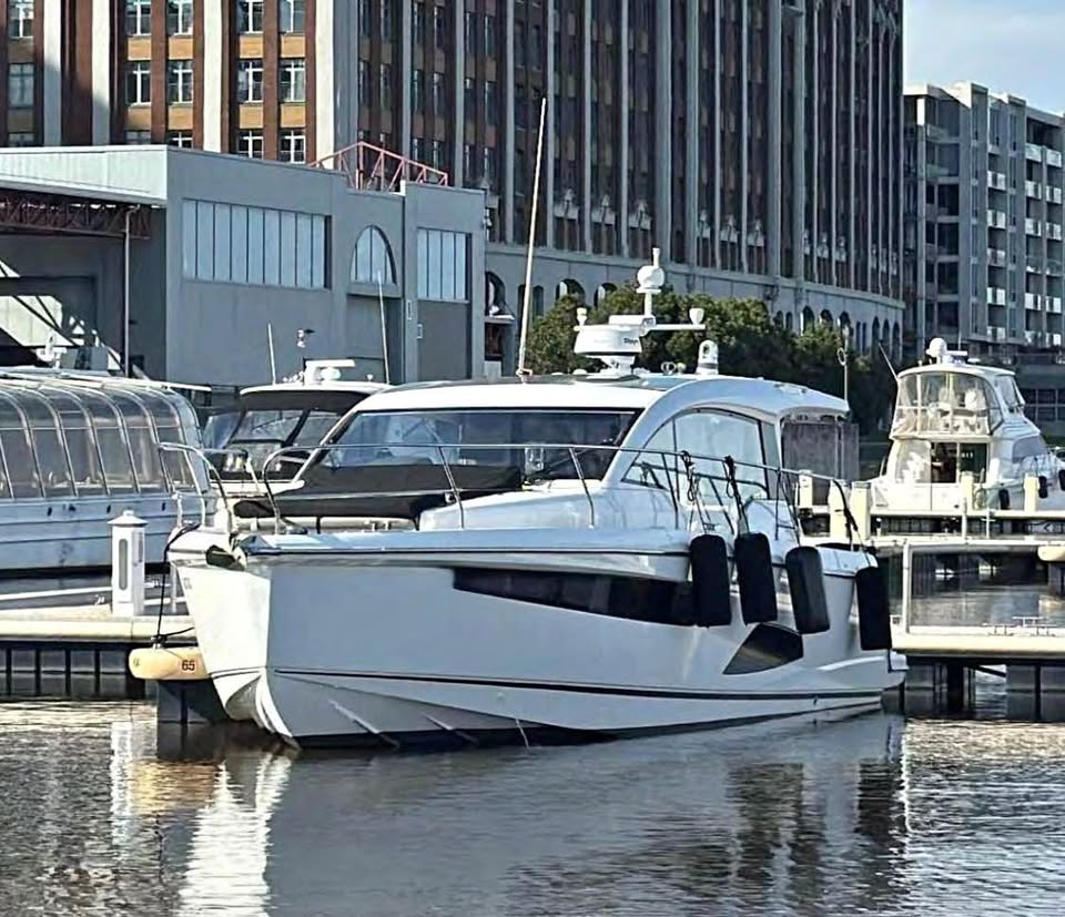 2018-sealine-c330-vancouver-yacht-sale