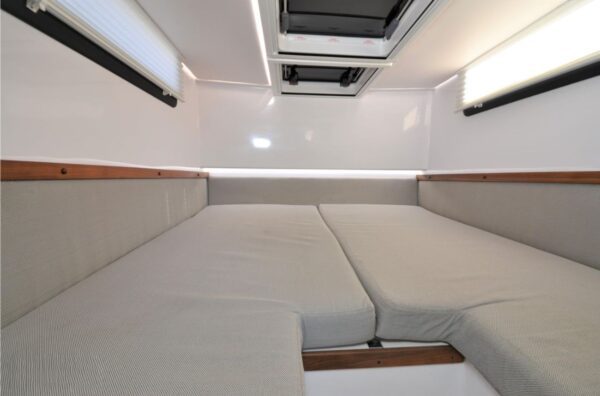 Axopar 37 Aft Cabin bedroom