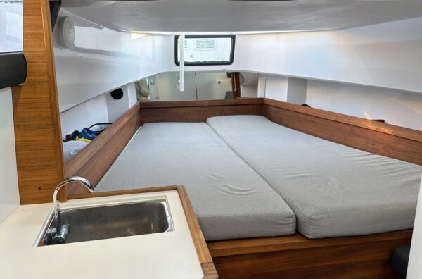 Axopar 37 Aft Cabin engines bed