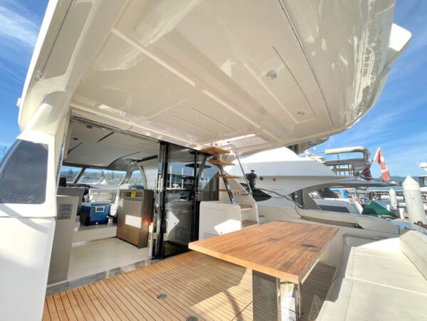 Used yacht for sale, Ferretti 550, deck