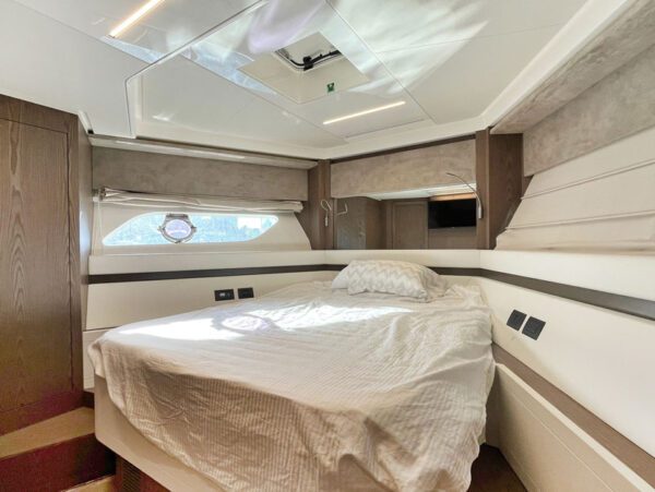 Used yacht for sale, Ferretti 550, bedroom