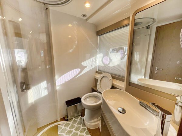 Used yacht for sale, Ferretti 550, washroom