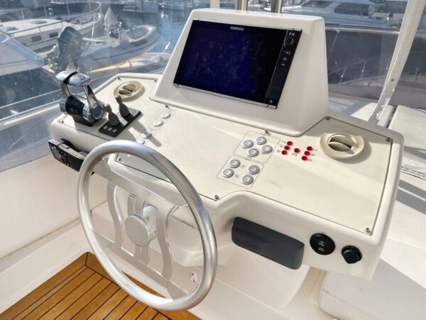 Used yacht for sale, Ferretti 550, bridge cockpit