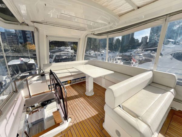 Used yacht for sale, Ferretti 550, bridge