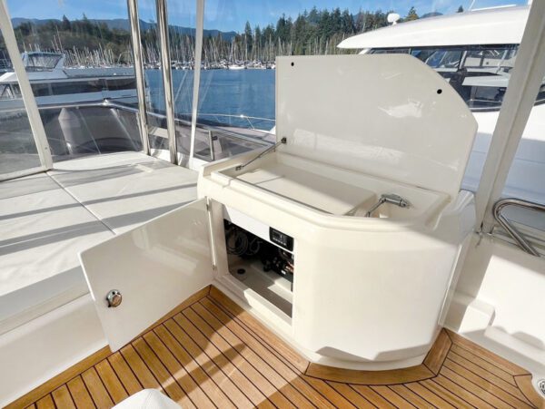 Used yacht for sale, Ferretti 550, bridge