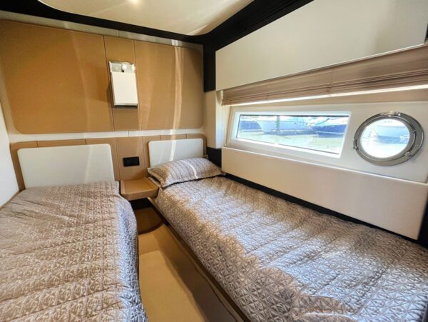 Azimut 77S crew bedroom