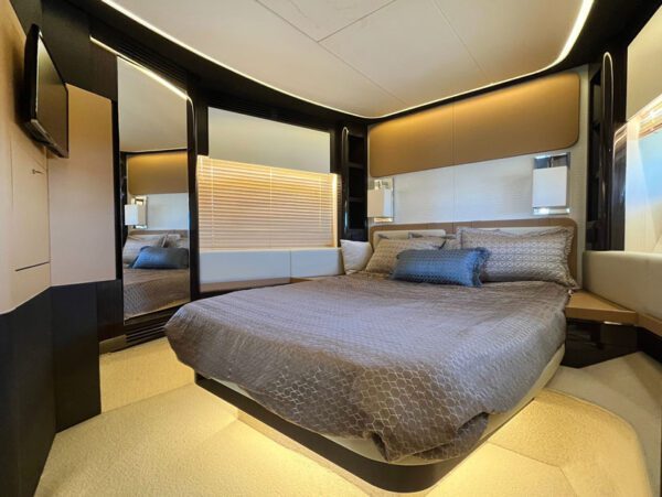 Azimut 77S bedroom