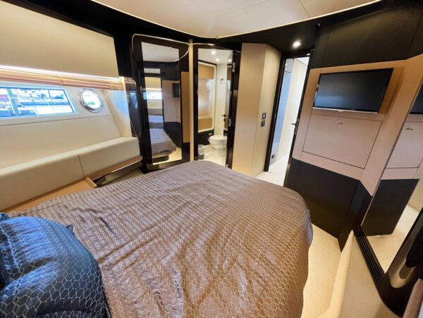 Azimut 77S bedroom