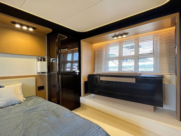 Azimut 77S master bedroom