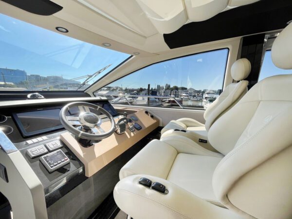 Azimut 77S main cockpit