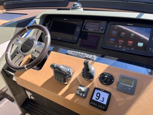 Azimut 77S main cockpit