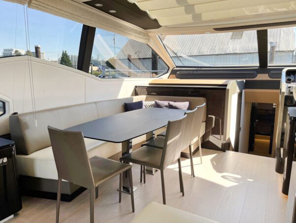 Azimut 77S living room