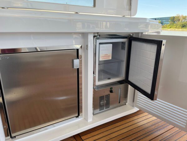 Azimut 77S BBQ fridge