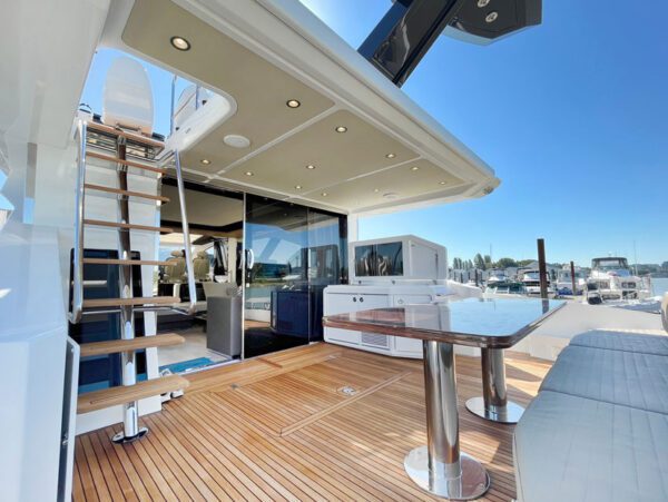 Azimut 77S back deck