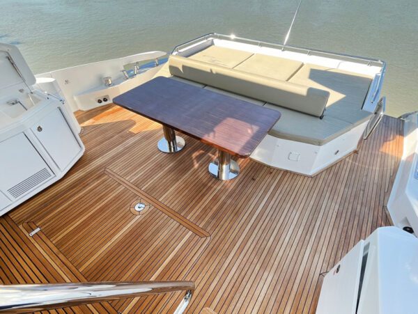 Azimut 77S back deck