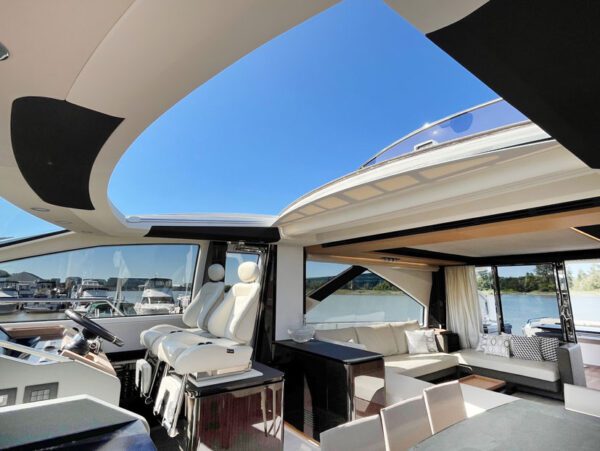 Azimut 77S living room