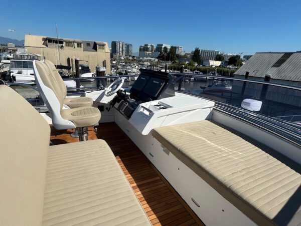 Azimut 77S bridge cockpit