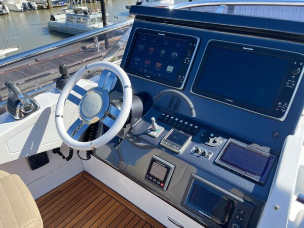 Azimut 77S bridge cockpit