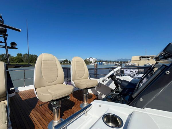 Azimut 77S bridge cockpit