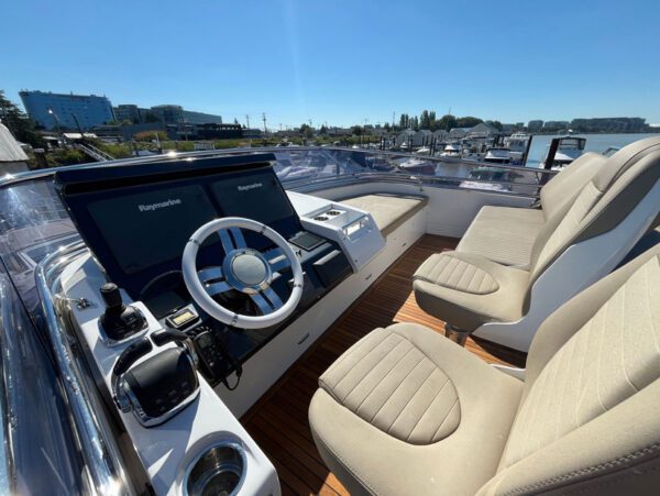 Azimut 77S bridge cockpit