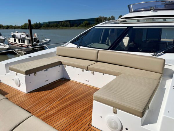 Azimut 77S front seating