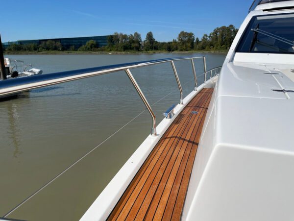 Azimut 77S side deck