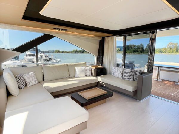 Azimut 77S living room