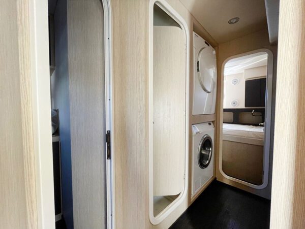 Azimut 77S crew cabin with washing machine