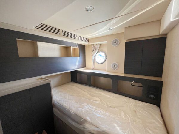 Azimut 77S crew cabin