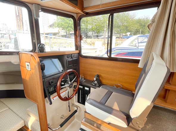 Ranger Tugs R27 cockpit