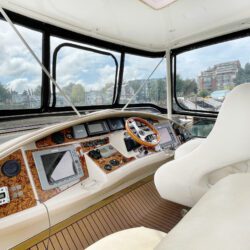 Marquis 59 bridge cockpit