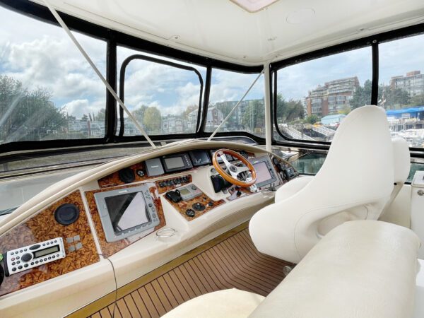 Marquis 59 bridge cockpit