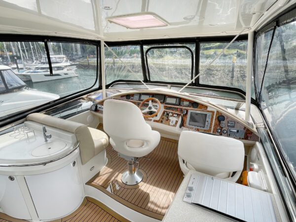 Marquis 59 bridge cockpit