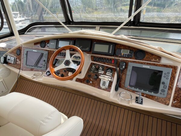 Marquis 59 bridge cockpit