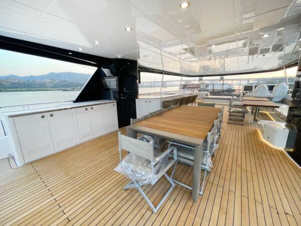 Super Yacht Heysea Asteria 142 dining room