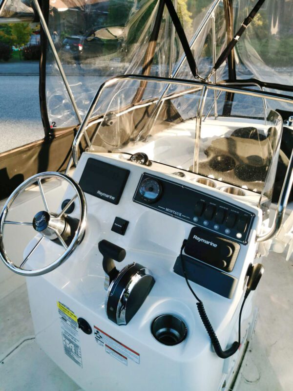 Boston Whaler 170 Montauk cockpit