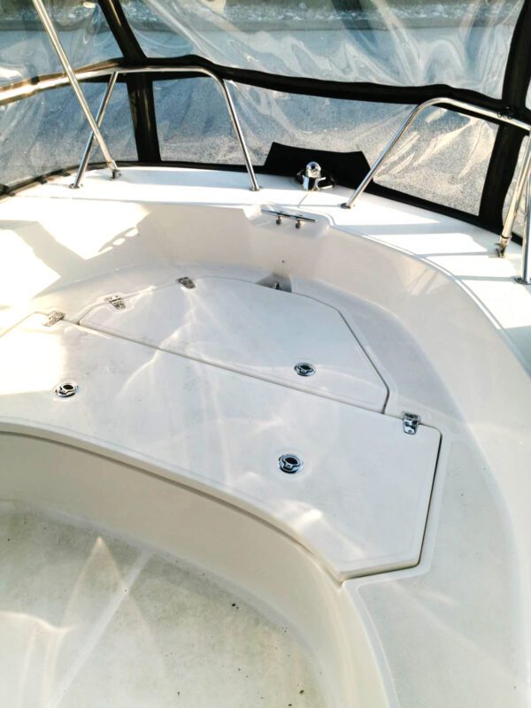 Boston Whaler 170 Montauk front deck